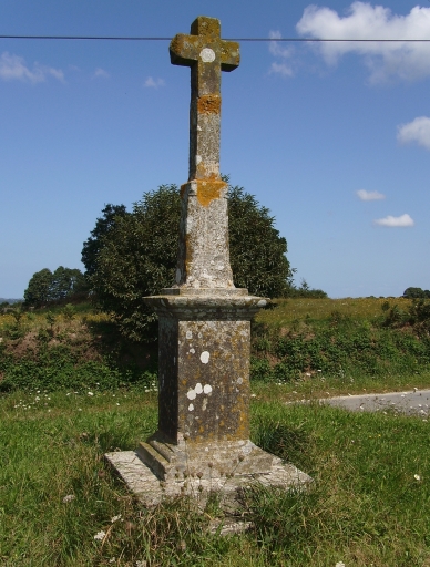 Vue générale ; Créhen, la Lande-des-Tertres. Croix de chemin (1898)