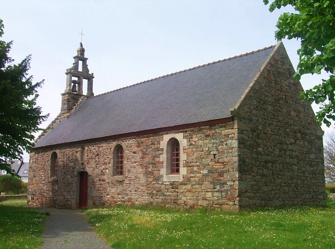 Vue générale ; Ploubazlanec, Lannevez. Chapelle Saint-Jacques (18ème siècle)
