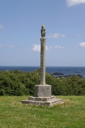 Vue générale ; Ploubazlanec, pointe de la Trinité. La croix des Veuves (1714)