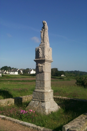 Vue générale ; Ploubazlanec, pointe de la Trinité. Monument dit pilier de la Vierge (limite 17ème siècle 18ème siècle)