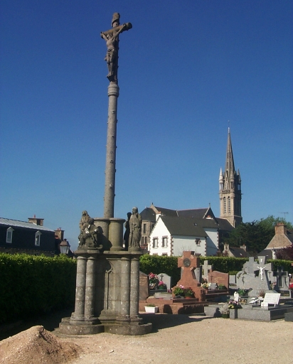 Ploubazlanec, le bourg. Vue générale du calvaire (1858) et de l'église paroissiale (1906)