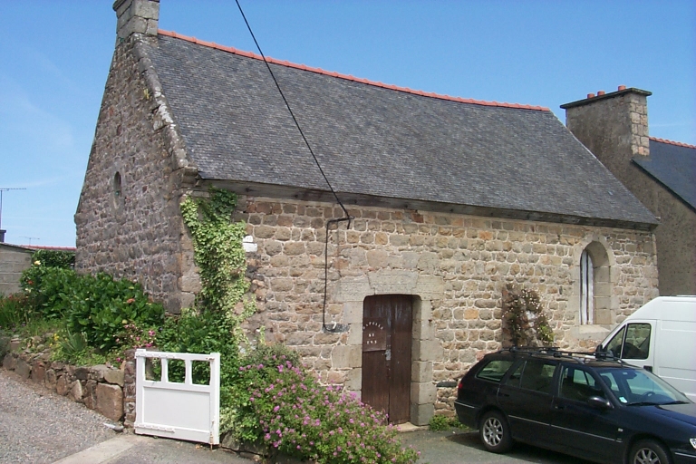 Vue générale ; Ploubazlanec, Loguivy-de-la-Mer. Ancienne chapelle Saint-Ivy (1759)