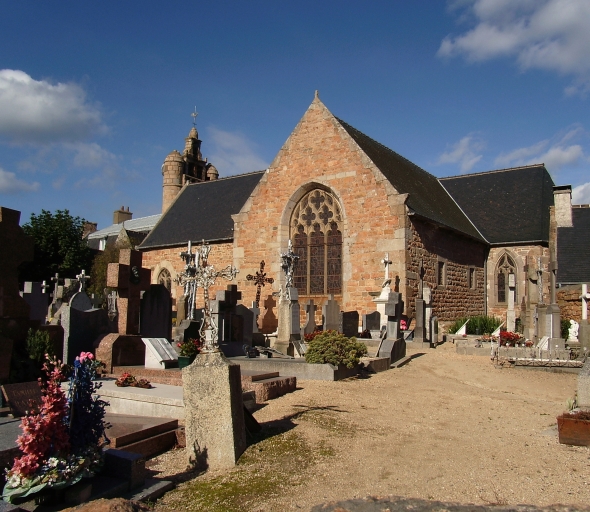 Vue générale depuis le sud ; Ile-de-Bréhat, le bourg. Eglise paroissiale Notre-Dame (17ème, 18ème et 19ème siècles)