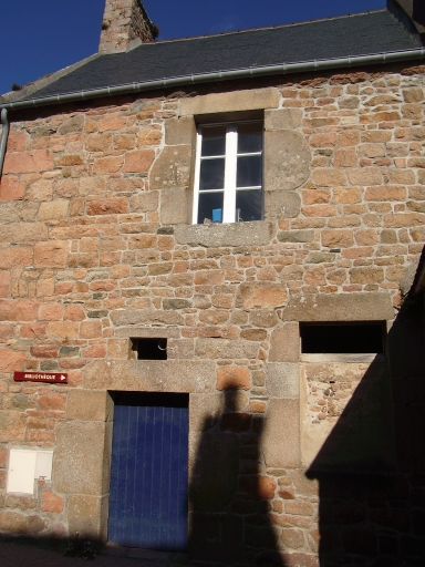 Vue générale (façade antérieure) ; Ile-de-Bréhat, le bourg. Ancienne mairie (vers 1800 ?)