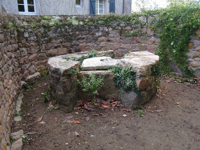 Vue générale ; Bréhat, le bourg. Puits