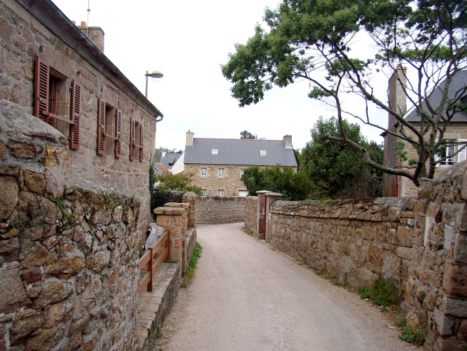 Ile-de-Bréhat, Kerano. Maisons et murs de clôture chaperonnés (18ème siècle, 19ème siècle et 20ème siècle)