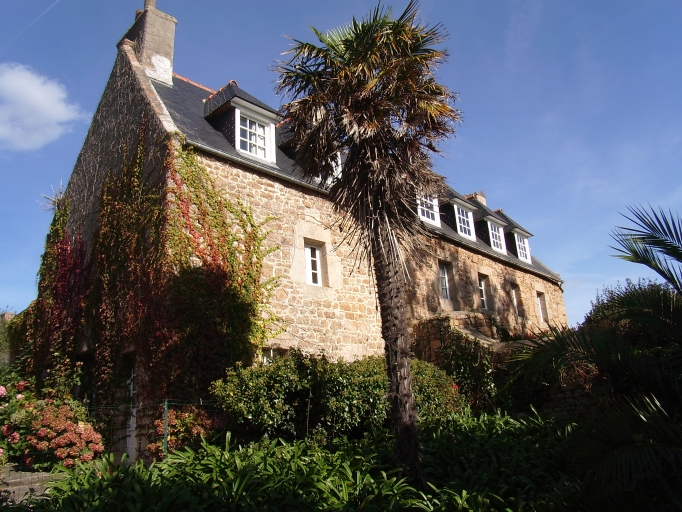 Vue générale (façade antérieure) ; Ile-de-Bréhat, le bourg. Maison (17ème siècle)