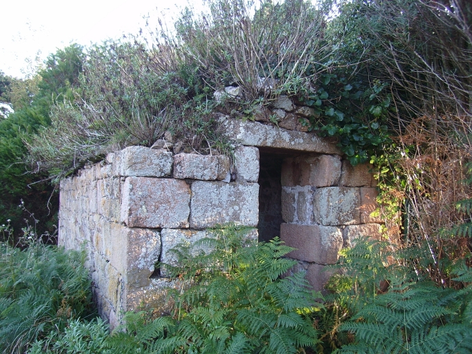 Bréhat, poudrière de Roudourec (18ème siècle) ; Vue générale (angle Sud-Ouest)