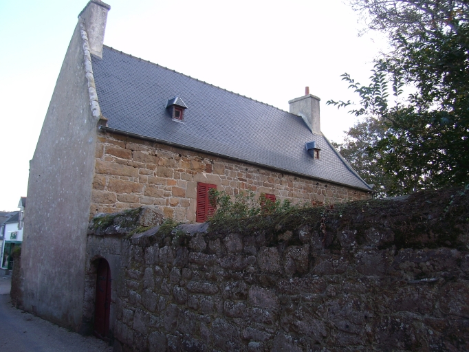 Vue générale (façade antérieure) ; Ile-de-Bréhat, le bourg. Maison Floury (1611)
