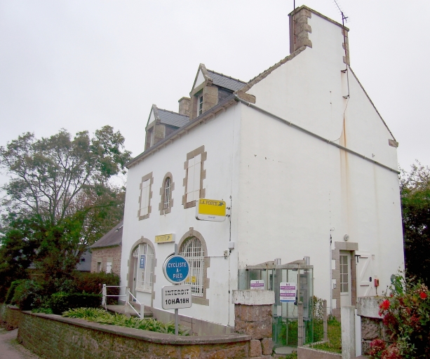 Vue générale ; Ile-de-Bréhat, le bourg. Bureau de poste (1er quart du 20ème siècle)