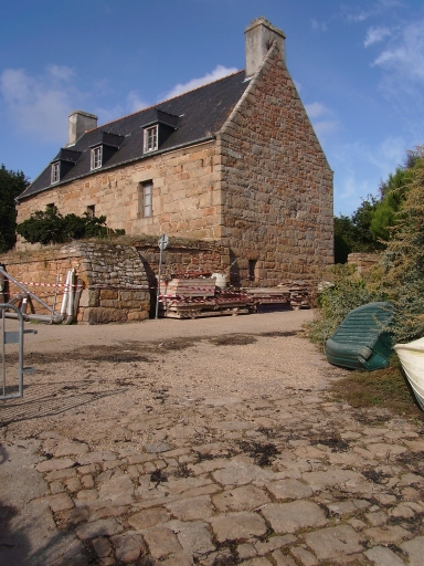 Vue générale ; Ile-de-Bréhat, le bourg. Maison de corsaire (1721)