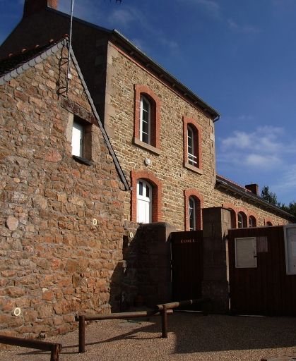 Vue générale (façade antérieure) ; Ile-de-Bréhat, le bourg. Ecole communale (1er quart du 20ème siècle)