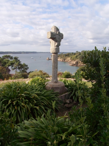 Vue générale ; Ile-de-Bréhat, Crec'h-Gwen. Croix monumentale (1721)