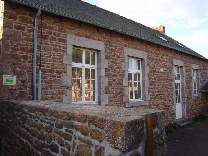 Vue générale ; Ile-de-Bréhat, le bourg. Ancienne école (1er quart du 20ème siècle)