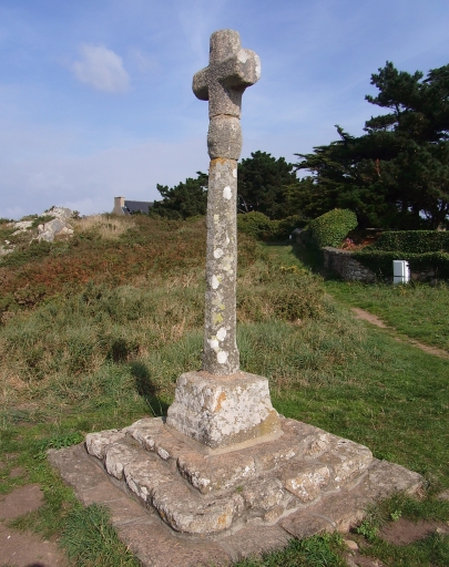 Vue générale ; Ile-de-Bréhat, la Croix-Maudez. Croix de chemin (1788)