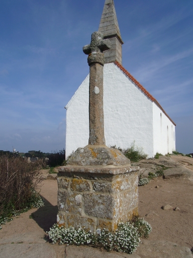 Bréhat, croix de Saint-Michel (18ème siècle) ; Vue générale (face antérieure) ; Ile-de-Bréhat, Kermiquel. Croix monumentale (18ème siècle)