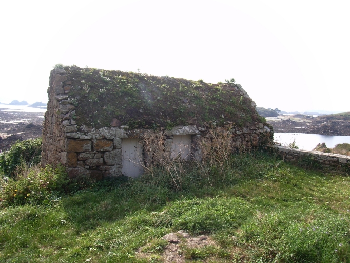 Bréhat, le Birlot. Ancienne étable (18ème siècle ?) ; Vue générale