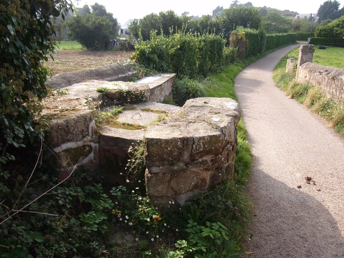 Vue générale ; Bréhat, Crec'h-Simon. Puits