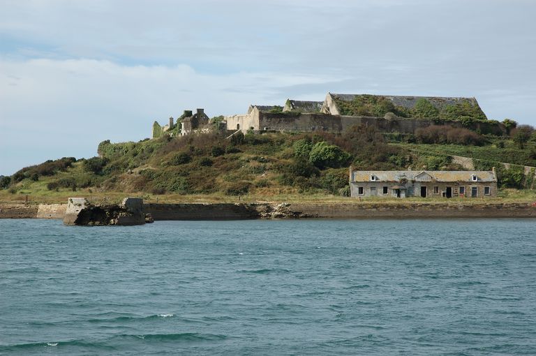 Ile des Morts. Vue des poudrières ; Crozon : vue de l'île des Morts en 2007 ; Vue des poudrières de l'Ile des Morts