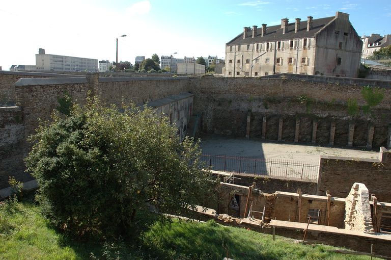 Vue générale depuis la rue du Carpon : pignon Nord et élévation Est. L'édifice domine le terrain de la Madeleine et la rue Saint-Malo
