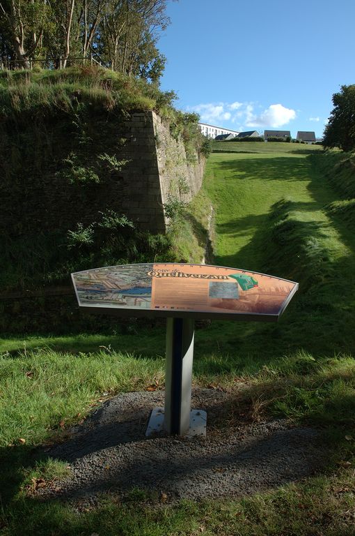 Signalétique mise en place face à l'ouvrage de Quéliverzan par Brest Métropole Océane