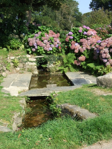 Vue générale ; 2. Lavoir du village. Section B non cadastré. Vue générale sud. Etat en 2007 ; Balanec Ber. Lavoir du village, 19e siècle. Vue générale sud. Section B non cadastré