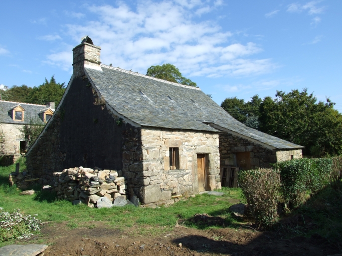 17. Ferme sélectionnée n°2 de type logis-étable à avancée, 17e siècle. Section B non cadastré. Vue générale sud-ouest ; Vue générale sud-ouest ; Creïsquer, ancienne ferme sélectionnée, 17e siècle. Vue générale sud-ouest. Section B parcelle 216