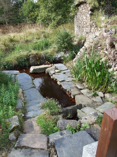 Lavoir du moulin de Botmeur (Botmeur) ; Moulin dit moulin de Botmeur (Botmeur) ; Les fontaines et les lavoirs sur la commune de Botmeur