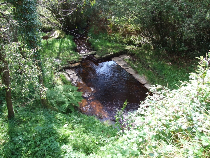 Au bourg. Lavoir. Vue générale prise du pont ; Lavoir du bourg, vue générale prise du pont ; Vue générale prise du pont ; Lavoir dit de Lost al Lenn. Vue générale prise du pont. Section B parcelle 94