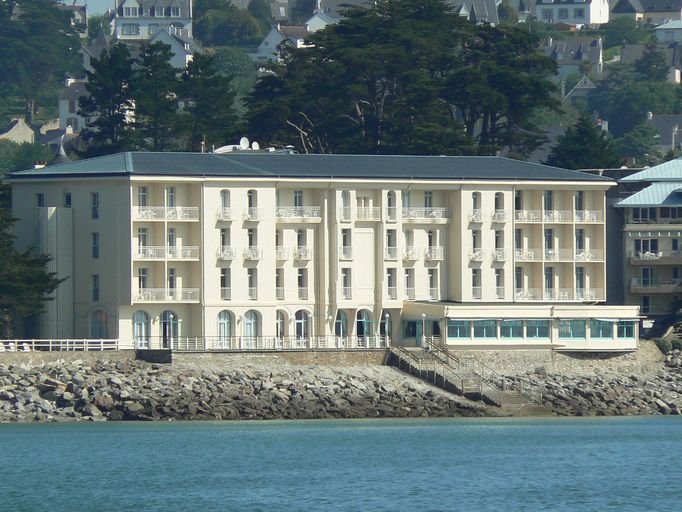 Vue générale du Grand Hôtel de la Mer de Morgat, côté plage