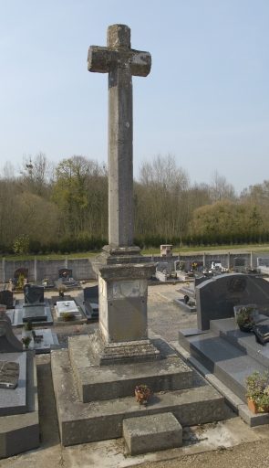 Croix située dans le cimetière ; Vue générale ; La croix du cimetière