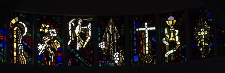 Verrières de l'abside : les Sept Sacrements