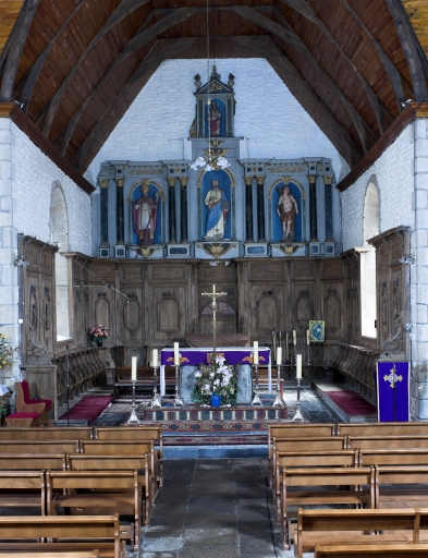 Ensemble d'un lambris de demi-revêtement et de 28 stalles ; Le mobilier de l'église paroissiale Saint-Pierre