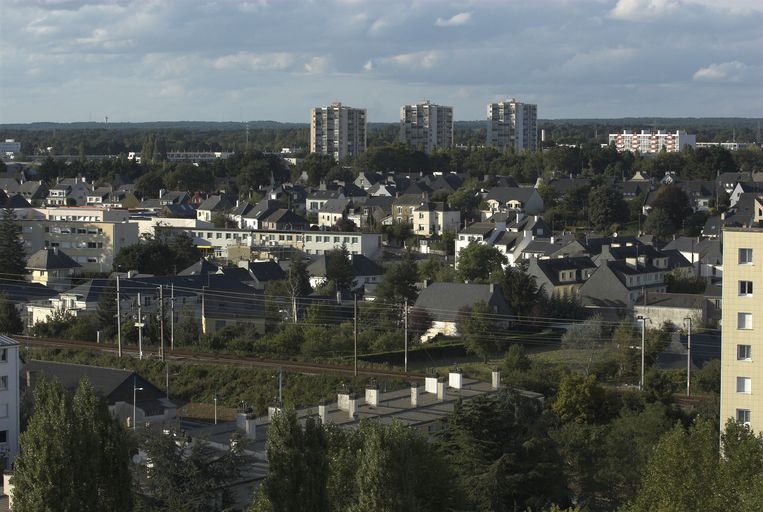 Vue générale : rue de Metz et tours de Kérizac.