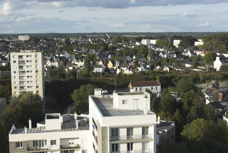 Vue de la rue depuis l'immeuble de la Sécurité sociale.