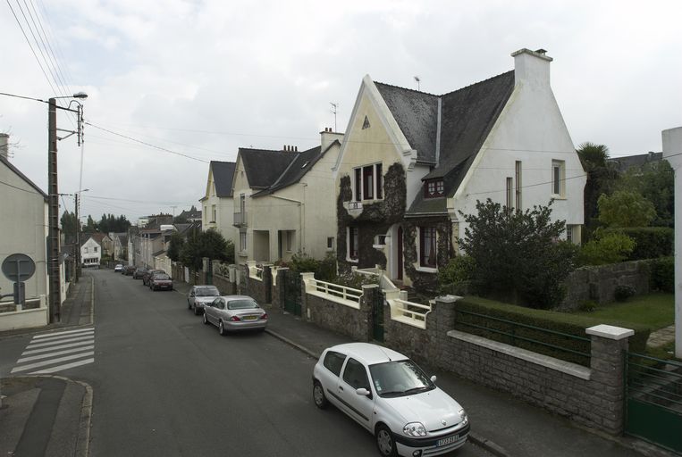 Vue générale vers l'est. ; Vue de situation dans la rue. ; Détail du lotissement.