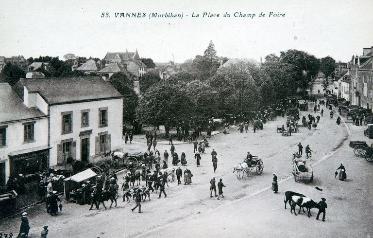 Partie haute de la rue. Carte postale ancienne. AD Morbihan 9 Fi. ; Vue de situation prise du haut de la rue Hoche. Carte postale ancienne. AD Morbihan 9 Fi. ; Vue prise du Champ de foire. Carte postale ancienne. AD Morbihan 9 Fi. ; Partie nord du Champ de foire et départ de l'avenue Roosevelt. Carte postale ancienne. AD Morbihan 9 Fi. ; Partie haute de la rue. Carte postale ancienne. AD Morbihan 9 Fi.