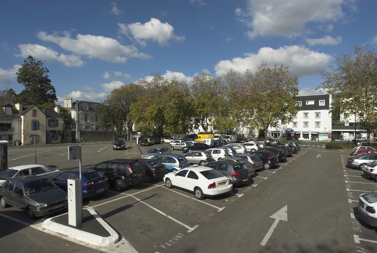 Vue de situation ; Vue générale prise du sud-est ; Vue de situation depuis la place.