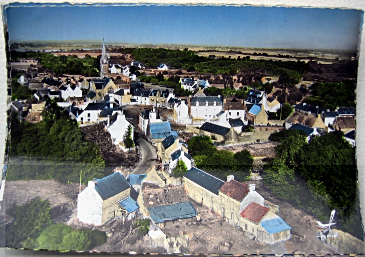 Vue aérienne du bourg : rue des sonneurs et place de l'église, photo Lapie (A.D. 56, série Fi) ; Vue aérienne du bourg : rue des Sonneurs et place de l'église, photo Lapie (A.D. 56, série Fi) ; Vue aérienne du bourg : rue des sonneurs, photo Lapie (A.D. 56, série Fi)