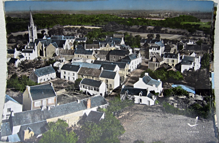 Vue aérienne du bourg : route de l'Océan, photo Lapie (A.D. 56, série Fi) ; Vue aérienne du bourg : rue de l'Océan et place de l'église, photo Lapie (A.D. 56, série Fi)