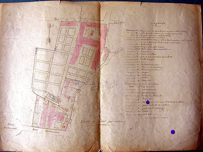 Plan de l'hôpital civil et militaire et de la salle d'asile vers 1800. AM Vannes 3M202. ; Plan de l'hôpital civil et militaire et de la salle d'asile vers 1900. AM Vannes 3M202. ; Plan de l'hôpital civil et militaire et de la salle d'asile vers 1900. AM Vannes 3M202.