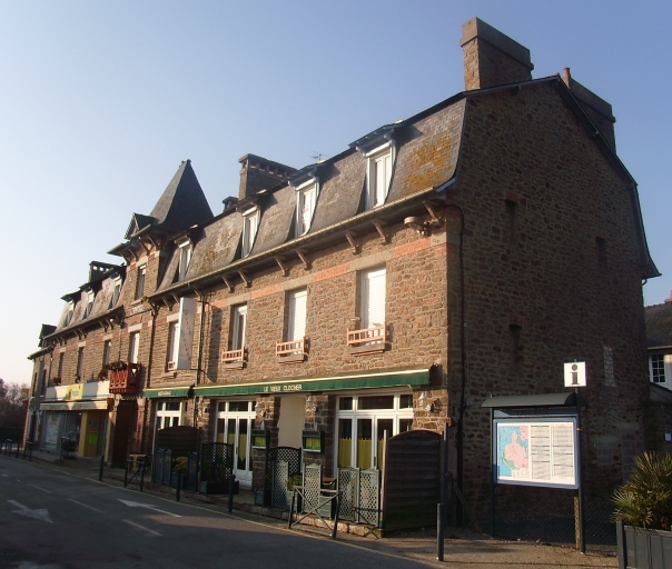 Vue générale (façade antérieure sur rue) ; Lancieux, le bourg. Ancien hôtel de voyageurs dit le Nouvel Hôtel, puis l'Ermitage (1er quart du 20ème siècle)