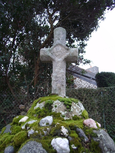 Vue générale ; Lancieux, rue Henri Samson. Croix de chemin dite croix de Cohiniac (16ème siècle)