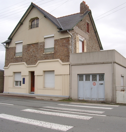 Vue générale ; Lancieux, le bourg. Ancien magasin de commerce dit Aux Bons Produits ou épicerie-mercerie Bedfert (1er quart et 2ème quart du 20ème siècle)