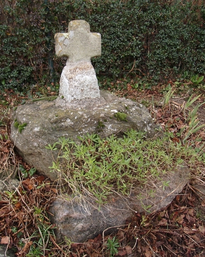 Vue générale ; Lancieux, rue des écoles. Croix de chemin (époque moderne)