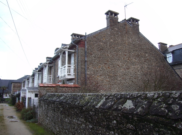 Vue générale sud-ouest ; Lancieux, rue de la Source. Logis identiques alignés (1er quart du 20ème siècle)