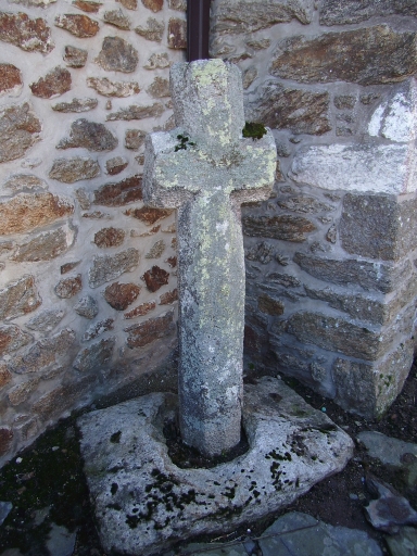 Vue générale ; Lancieux, le bourg. Croix de chemin (18ème siècle ?)