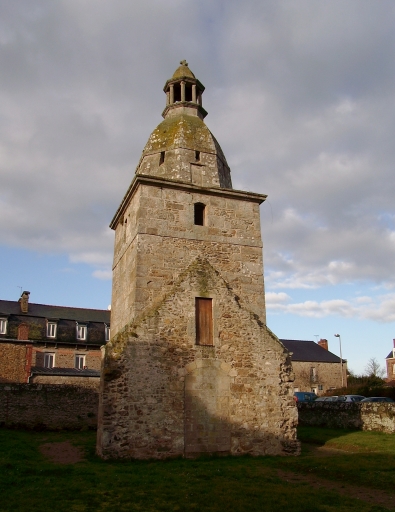 Vue générale ; Lancieux, le bourg. Restes de l'ancienne église paroissiale (2ème quart du 18ème siècle)