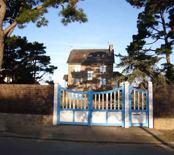 Vue générale (façade antérieure sur rue)