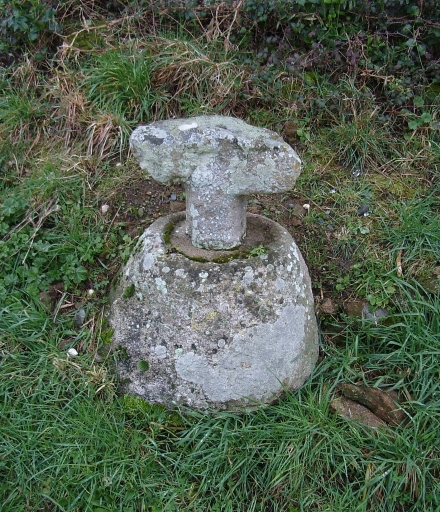 Vue générale ; Lancieux, la Mettrie. Croix de chemin (18ème siècle ?)